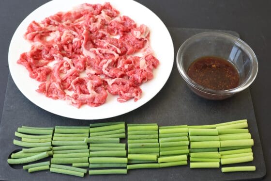 にんにくの芽と牛肉炒めの材料とたれ