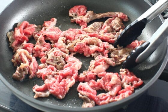 下味を付けた牛肉を炒める