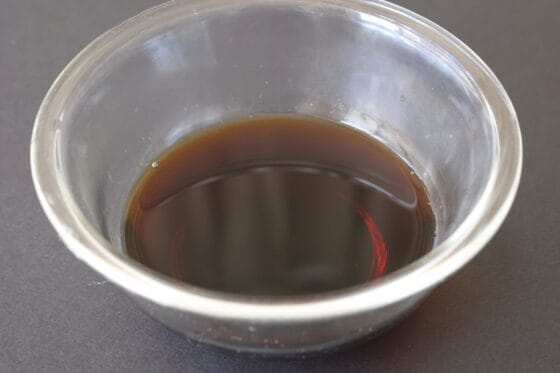 加熱したみりんと砂糖に醤油を混ぜて漬け汁を作る