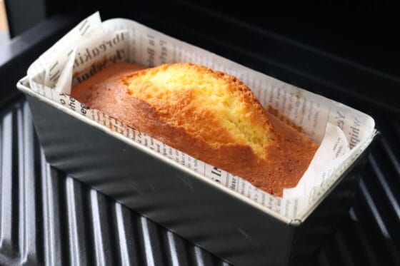 170℃のオーブンでパウンドケーキを焼く