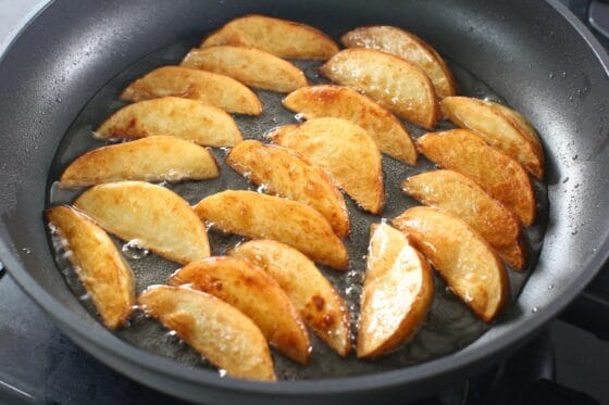 新じゃがフライドポテトに焼き色を付ける