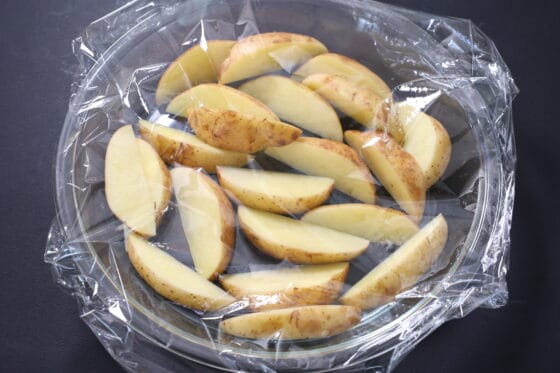 新じゃがをラップして電子レンジで加熱する
