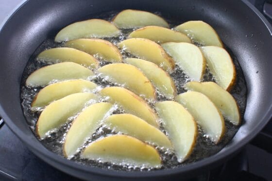 新じゃがをフライパンで揚げ焼きにする