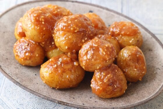 新じゃがの味噌炒めのレシピ｜レンジで簡単！甘辛味噌だれが絡む人気おかず