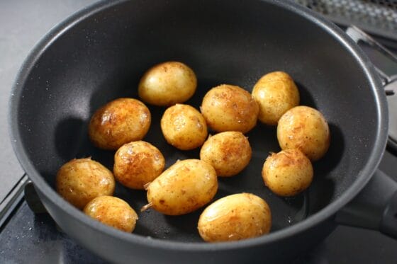 フライパンで新じゃがを転がしながら焼き色を付ける