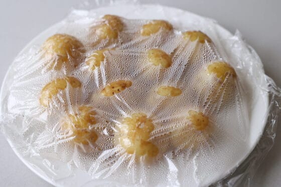 電子レンジで加熱した新じゃがをラップをかぶせたまま蒸らす