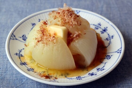 新玉ねぎを丸ごとレンジで！とろっと甘い蒸し玉ねぎの簡単レシピ