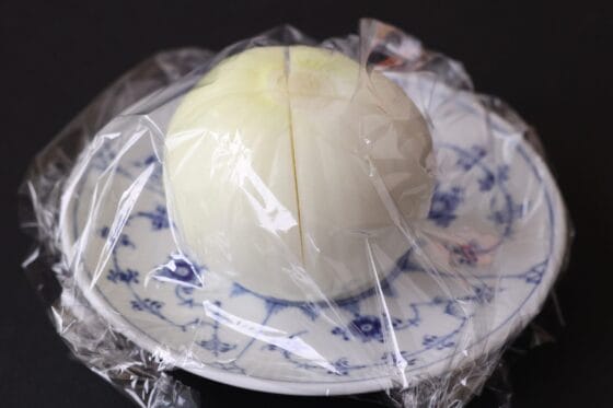 新玉ねぎを耐熱皿にのせてラップをふんわりとかける