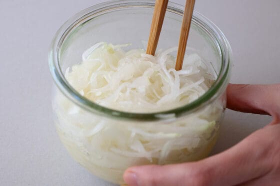 新玉ねぎを漬け汁に加えてなじませる