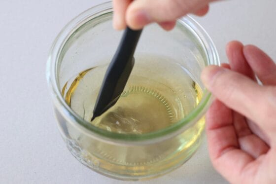 新玉ねぎの酢漬けの漬け汁を混ぜる