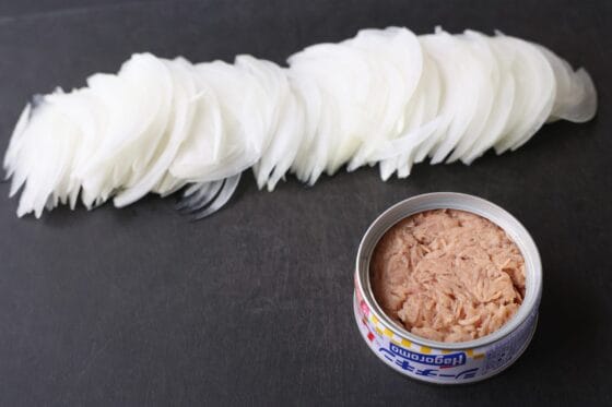 新玉ねぎを薄切りにしツナ缶の油を切る