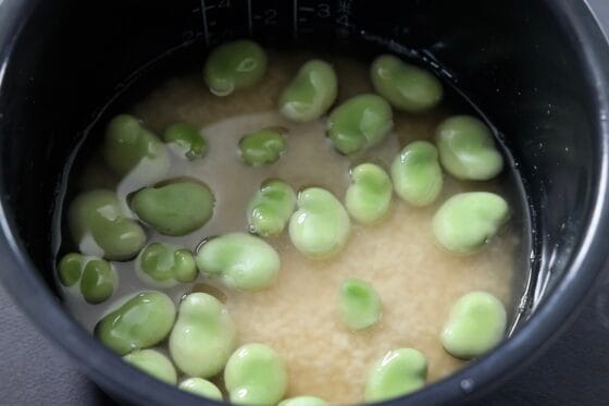 そら豆を米の上に広げる