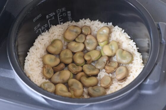 炊き上がったそら豆ご飯