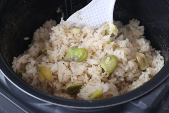 そら豆を戻してご飯と混ぜて仕上げる
