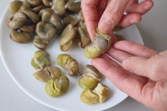 そら豆を取り出して薄皮をむく