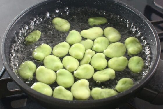 そら豆を3分ほど塩ゆでする