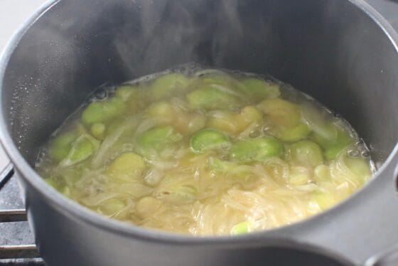 そら豆とコンソメを加えて煮る