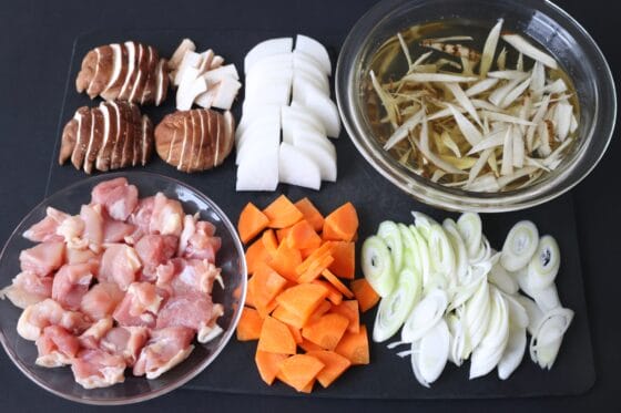 鶏肉と野菜を切りごぼうを水にさらす