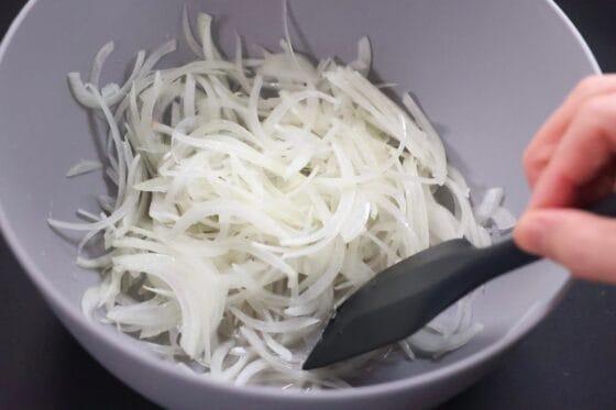 玉ねぎを加えてマリネ液となじませる