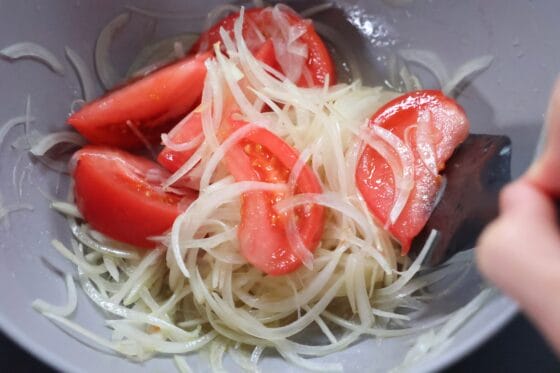 オリーブオイルを加えて玉ねぎとトマトを和える