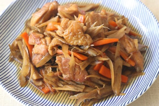 甘辛でご飯がすすむ！鶏ごぼうの定番煮物