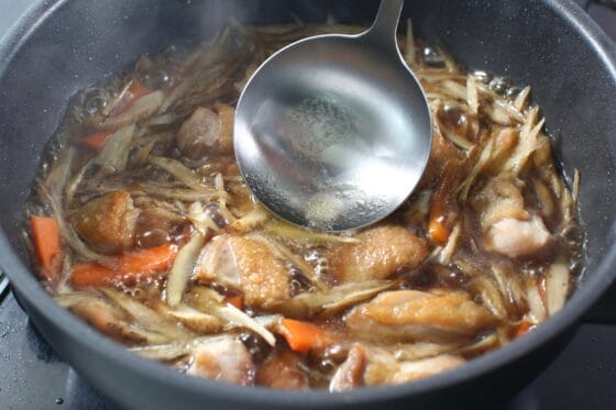 調味料を加えて煮立てアクを取る