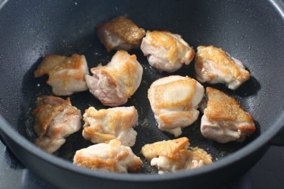 鶏もも肉の皮目に焼き色をつけて香ばしく焼く