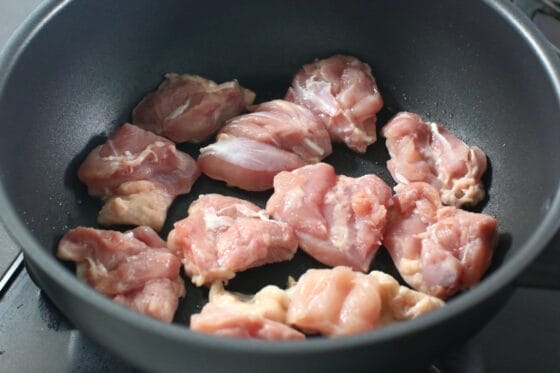 フライパンで鶏もも肉を皮目から焼き始める