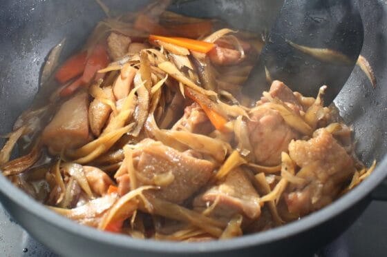 煮汁を煮詰めて照りを出して鶏ごぼうを仕上げる