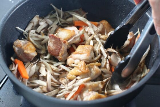 ごぼうとにんじんを加えて炒め油をなじませる
