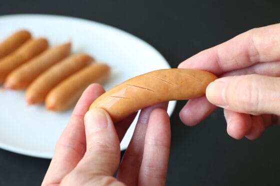 ウインナーに切り込みを入れてチーズ焼きの準備をする