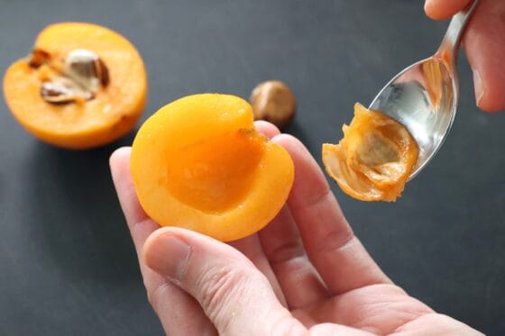 びわの種と薄皮を取り除く
