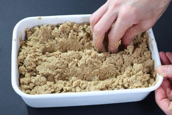 ぬか床を底から返して漬ける場所を作る