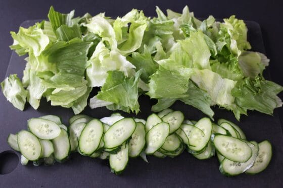 レタスときゅうりのサラダ用に野菜を食べやすく切る