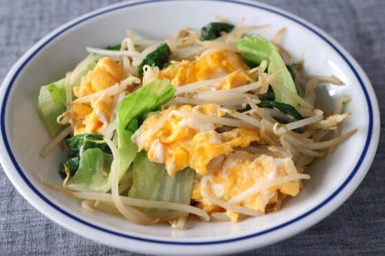 レタスともやしの卵炒めのレシピ。シャキシャキ食感の10分おかず