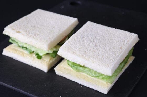 具材を食パンではさんでレタスサンドイッチを作る