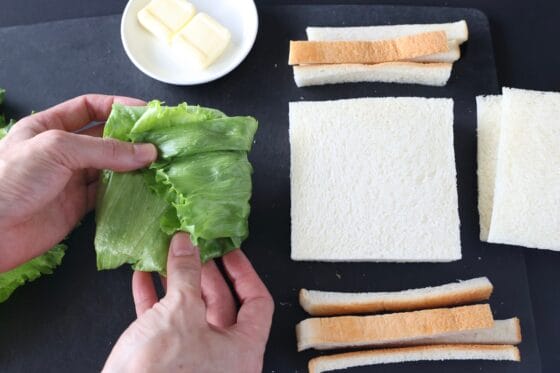 食パンの耳を切ってレタスを折りたたむ