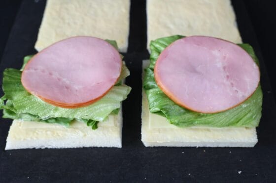 食パンにチーズ、レタス、ハムを順にのせる