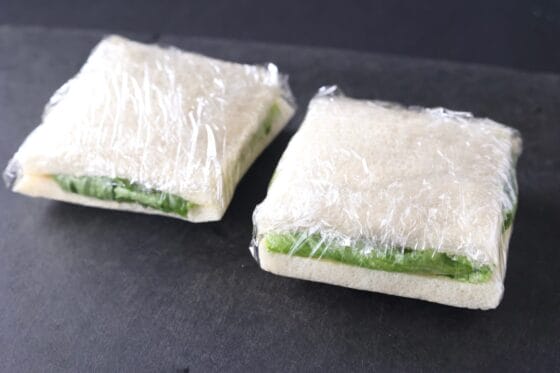 レタスサンドイッチをラップで包んでなじませる