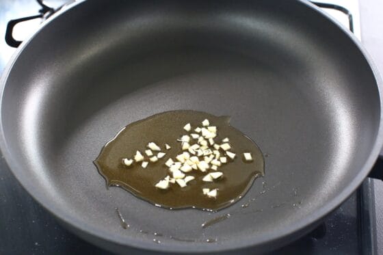ごま油でにんにくを熱し香りを立てる