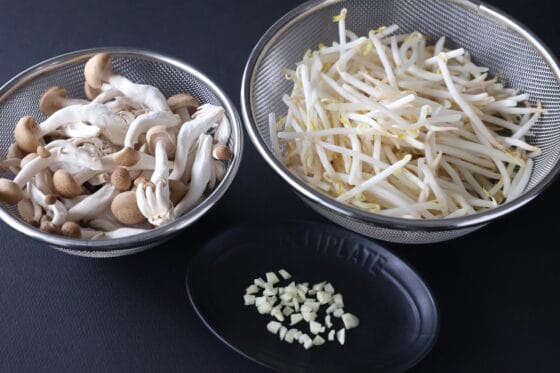 しめじともやしの中華風うま塩炒めの材料を用意する