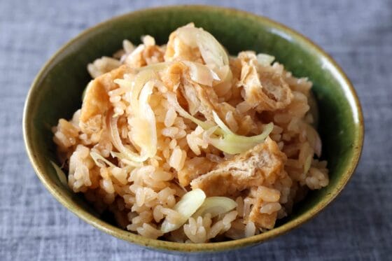 みょうがの炊き込みご飯のレシピ。油揚げの旨みがきいた簡単みょうがご飯