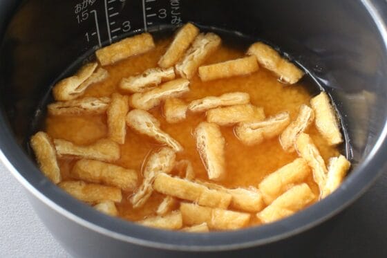 油揚げを米の上に広げて炊飯する