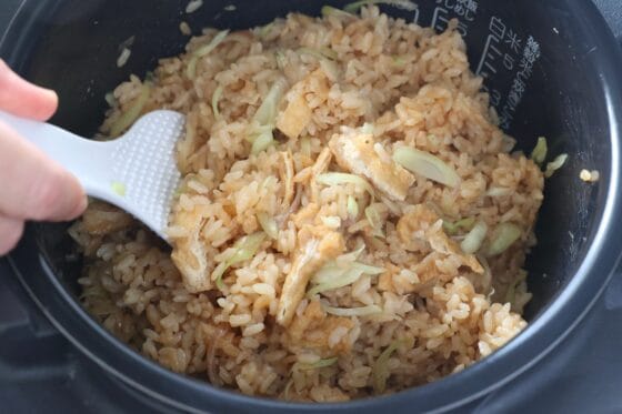 みょうがと油揚げの炊き込みご飯を混ぜる