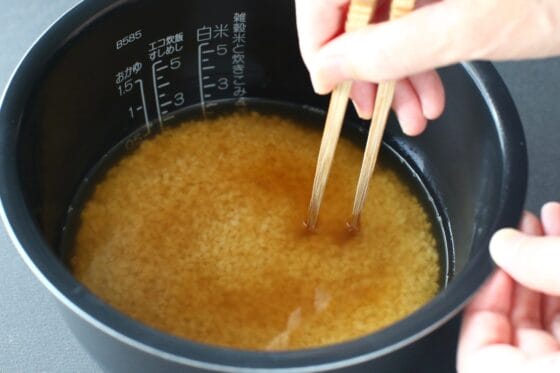 炊飯器に米と調味料と水を入れて軽く混ぜる