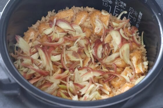 炊き上がったご飯にみょうがをのせて蒸らす