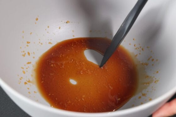 醤油と酢と生姜を混ぜて浅漬けの調味液を作る