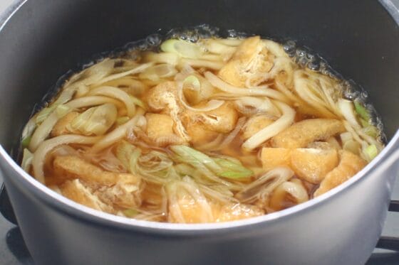 つゆに冷凍うどんを加えて温める