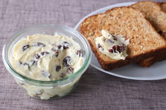 ラムレーズンバターのレシピ。クリームチーズ入りでなめらか濃厚