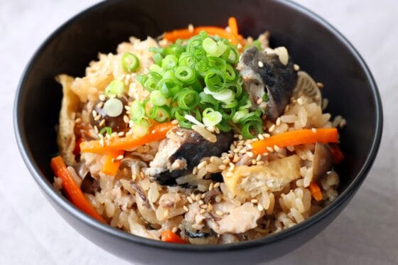 鯖缶の炊き込みご飯。缶汁ごと使う旨みたっぷりの簡単レシピ